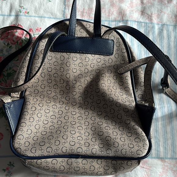 Guess mini backpack - Picture 2 of 4